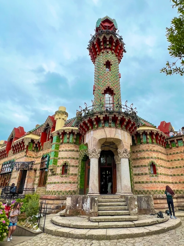 10 Planes imprescindibles en Cantabria: los mejores Lugares y Actividades 7 planes-imprescindibles-en-cantabria-espana-comillas-capricho-gaudi