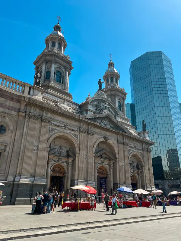 que-ver-y-hacer-en-santiago-de-chile-catedral-metropolitana-plaza-de-armas