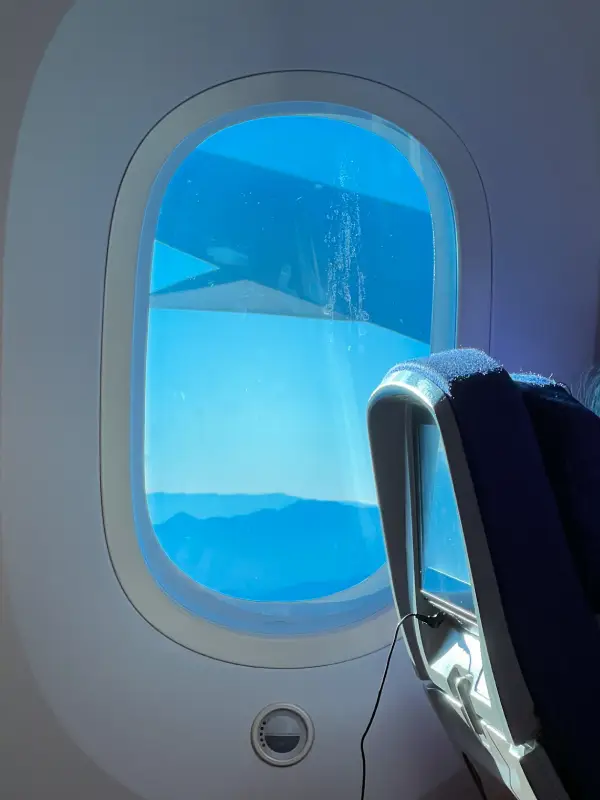 lista-imprescindible-para-viajar-sin-facturar-equipaje-ventana-avion