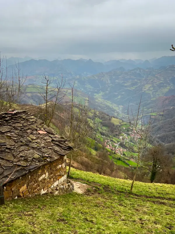 ruta-facil-a-pico-tres-concejos-vistas-valle-aller