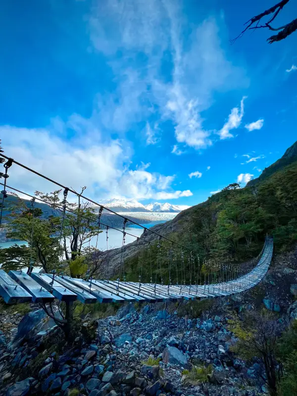 Circuito-W-en-Torres-del-Paine-Patagonia-Chile-puentes-colgantes-glaciar-grey