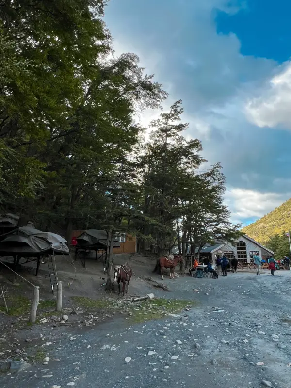 Circuito-W-en-Torres-del-Paine-Patagonia-Chile-refugio-chileno
