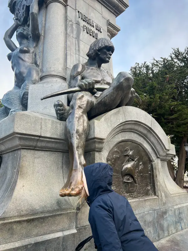 Punta-Arenas-Plaza-de-Armas-monumento-besar-pie-