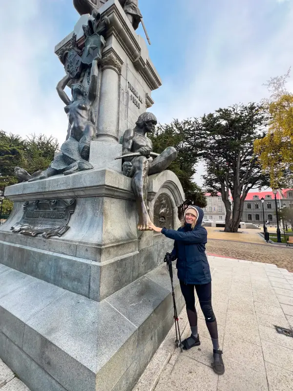 Punta-Arenas-Plaza-de-Armas-monumento-besar-pie