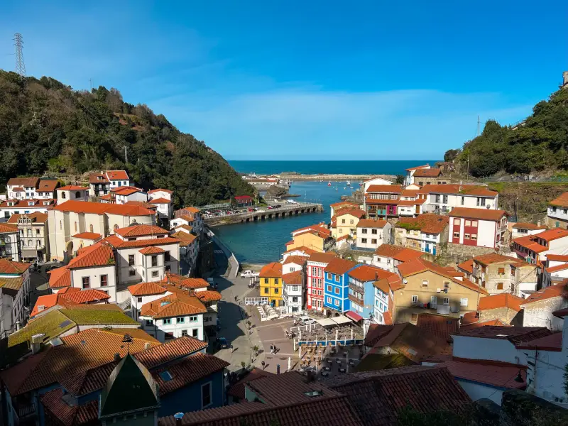 10 Paradas imprescindibles en el occidente de Asturias: de playas y pueblos costeros a aldeas de montaña 3 Occidente-de-asturias-cudillero