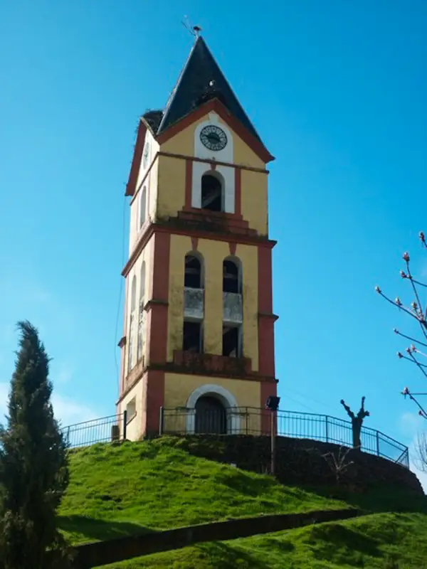 turismo-rural-en-leon-almanza-torre-reloj