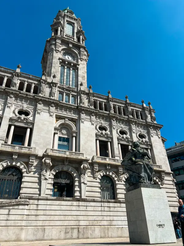 fin-de-semana-en-oporto-plaza-general-humberto-delgado-ayuntamiento fin-de-semana-en-oporto-plaza-general-humberto-delgado-ayuntamiento
