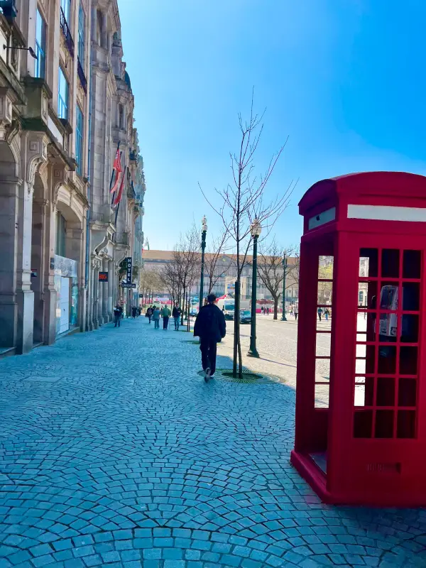 fin-de-semana-en-oporto-plaza-libertad-cabina-roja fin-de-semana-en-oporto-plaza-libertad-cabina-roja