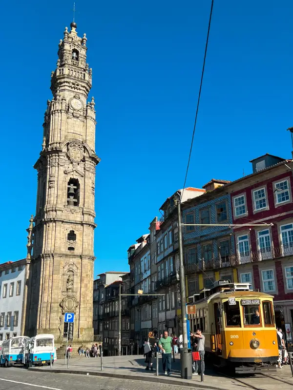 fin-de-semana-en-oporto-torre-clerigos-tram fin-de-semana-en-oporto-torre-clerigos-tram