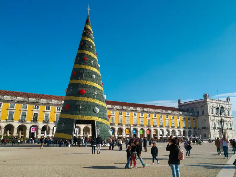 9 destinos para el Puente de Diciembre cerca de España que puedes descubrir en coche 1 destinos-cerca-de-espana-para-el-puente-de-diciembre-lisboa-plaza-comercio