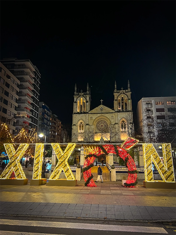 que-hacer-en-gijon-en-navidad-plaza-campinos-begona-iglesia-san-lorenzo
