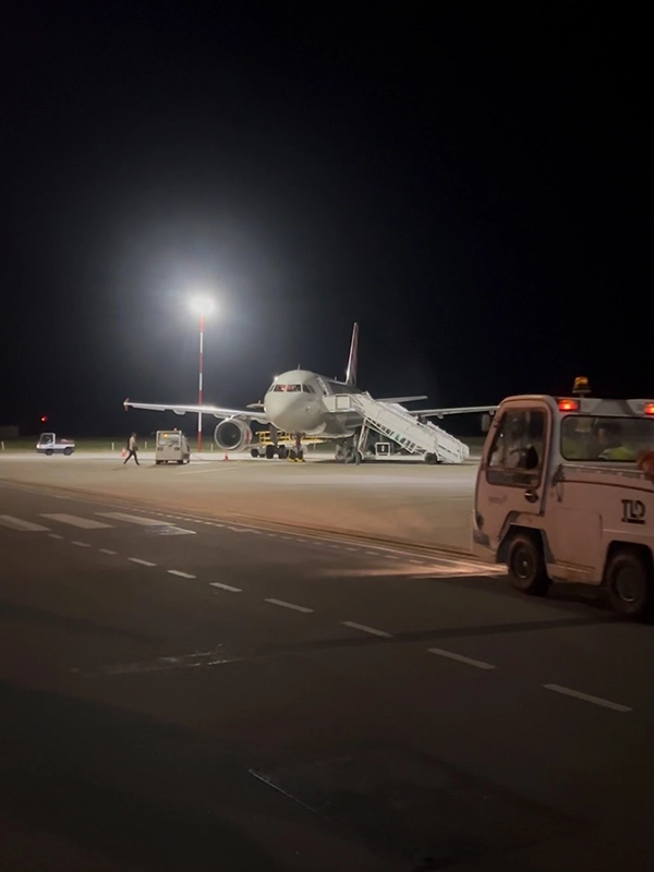 como-llegar-al-aeropuerto-de-asturias-avion-pista-embarque