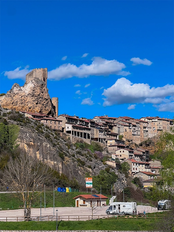 pueblos-mas-bonitos-del-norte-de-burgos-frias-parking-caravanas Ruta por los pueblos más bonitos del norte de Burgos en coche 2