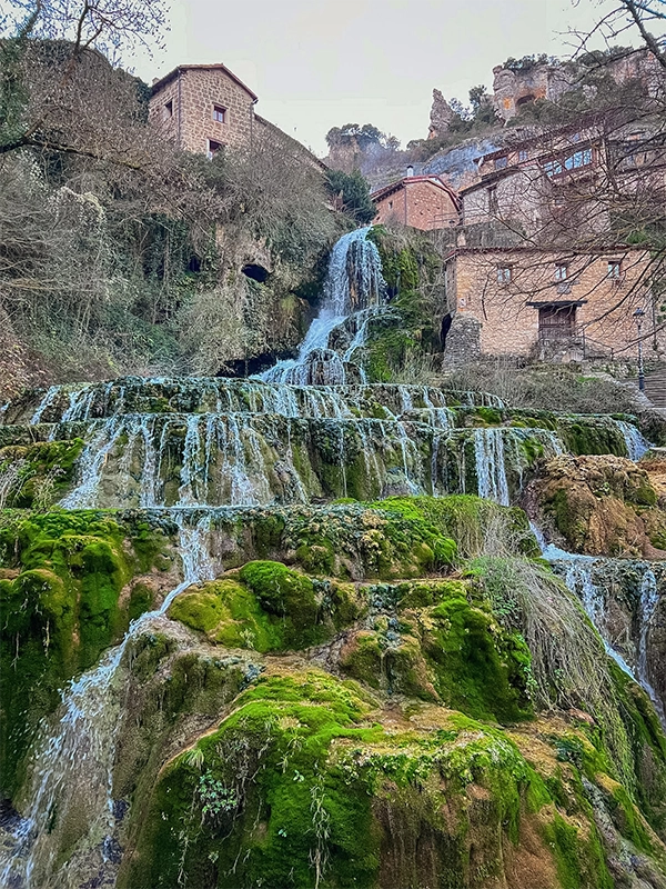 pueblos-mas-bonitos-del-norte-de-burgos-orbaneja-del-castillo-cascada Ruta por los pueblos más bonitos del norte de Burgos en coche 11
