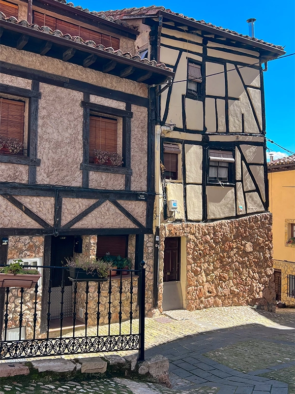 pueblos-mas-bonitos-del-norte-de-burgos-poza-de-la-sal-casas Ruta por los pueblos más bonitos del norte de Burgos en coche 4