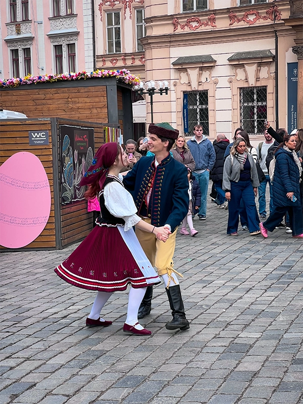 que-ver-y-hacer-en-praga-40-planes-bailarines-trajes-regionales