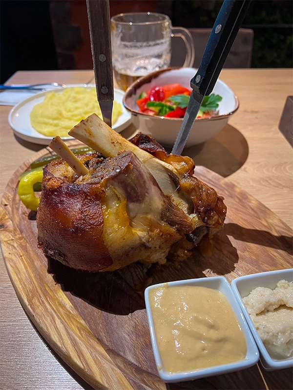 que-ver-y-hacer-en-praga-40-planes-codillo-cerdo