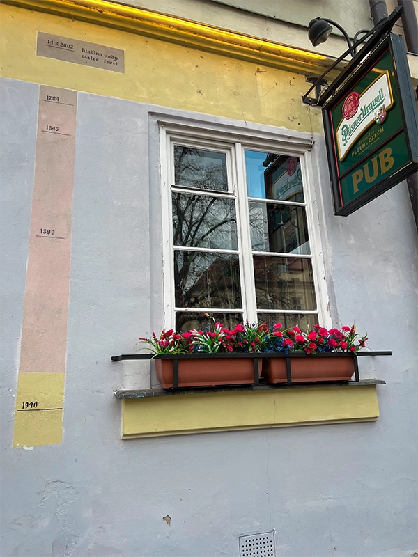 que-ver-y-hacer-en-praga-40-planes-medidor-inundaciones-isla-kampa