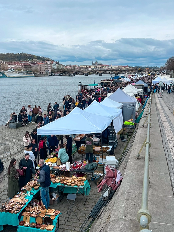 que-ver-y-hacer-en-praga-40-planes-mercado-naplavka-farmers-market