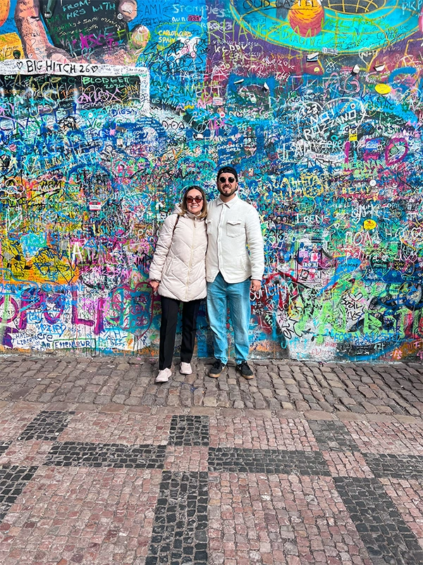 que-ver-y-hacer-en-praga-40-planes-muro-john-lenon