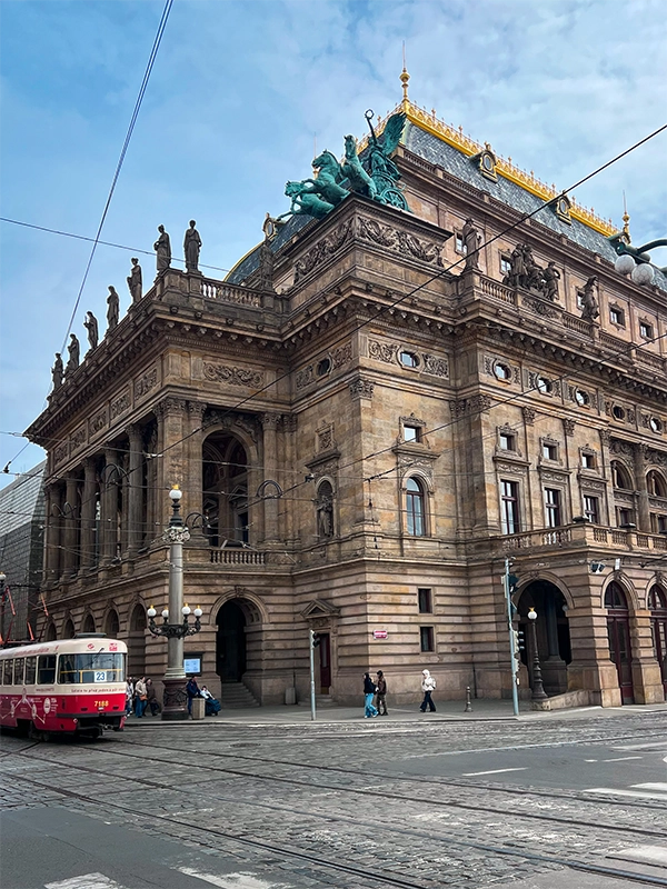 que-ver-y-hacer-en-praga-40-planes-tranvia-teatro-nacional