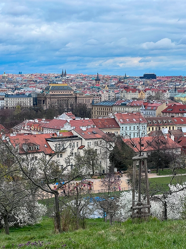 que-ver-y-hacer-en-praga-40-planes-vistas-monte-petrin