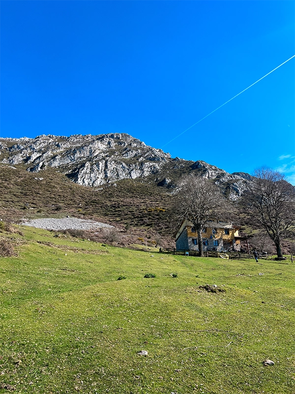 techo-de-bimenes-y-nava-ruta-a-penamayor-albergue-fayacaba