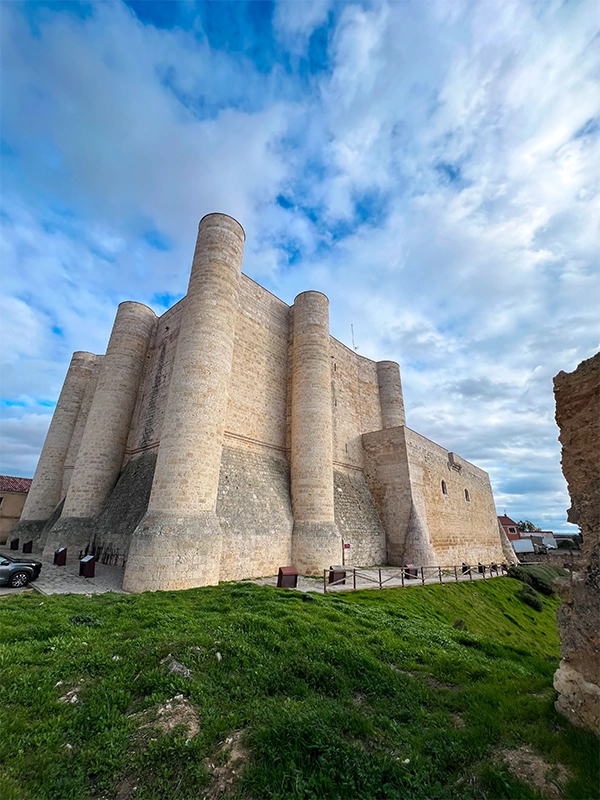 castillos-de-palencia-castillo-sarmiento-fuentes-valdepero-2 castillos-de-palencia-castillo-sarmiento-fuentes-valdepero-2